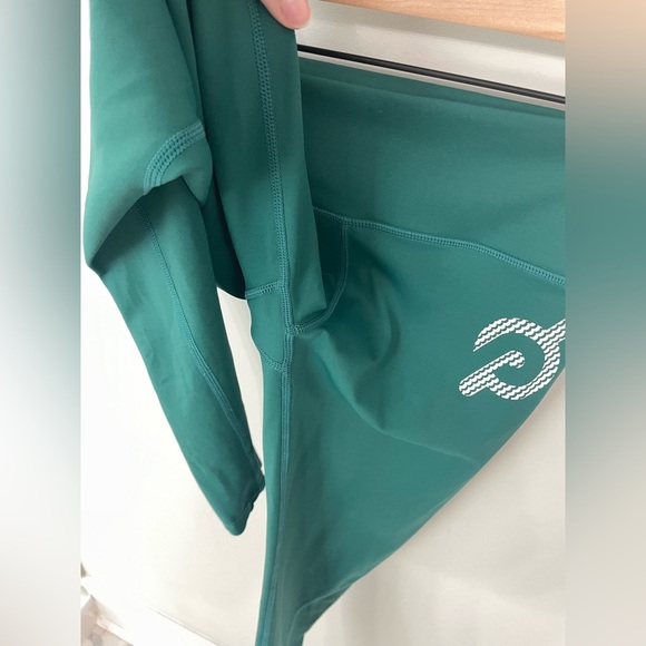 Peloton Emerald Green Scalloped Leggings Sz Medium Gym Run Train Bike.  10 - Picture 9 of 11